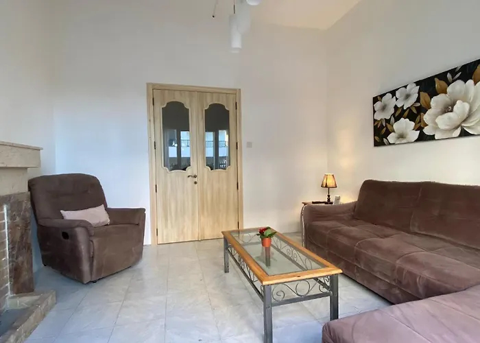 Bright And Airy Room, Shared Bathroom, St Julians