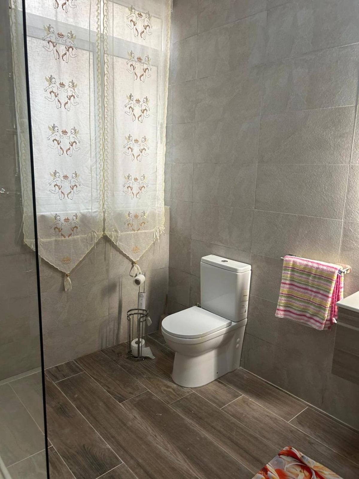 Bright And Airy Room, Shared Bathroom, St Julians