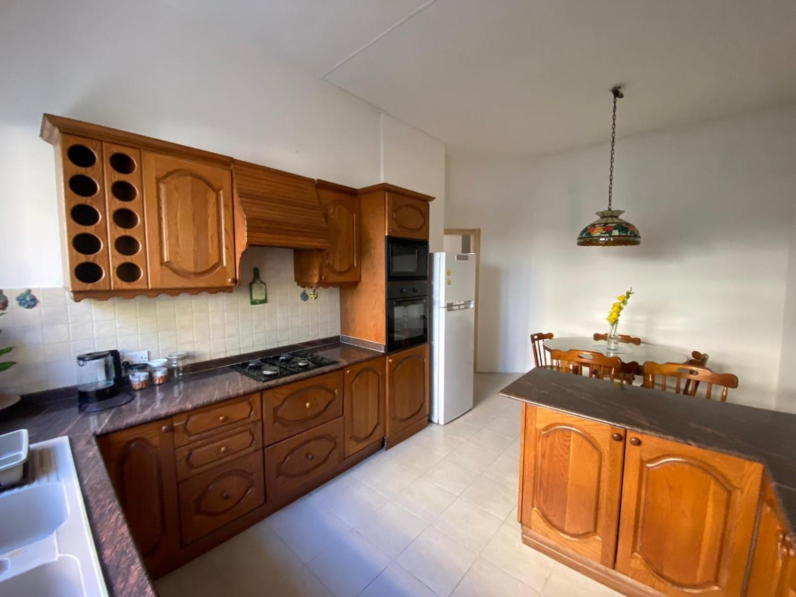 Bright And Airy Room, Shared Bathroom, St Julians Séjour chez l'habitant *