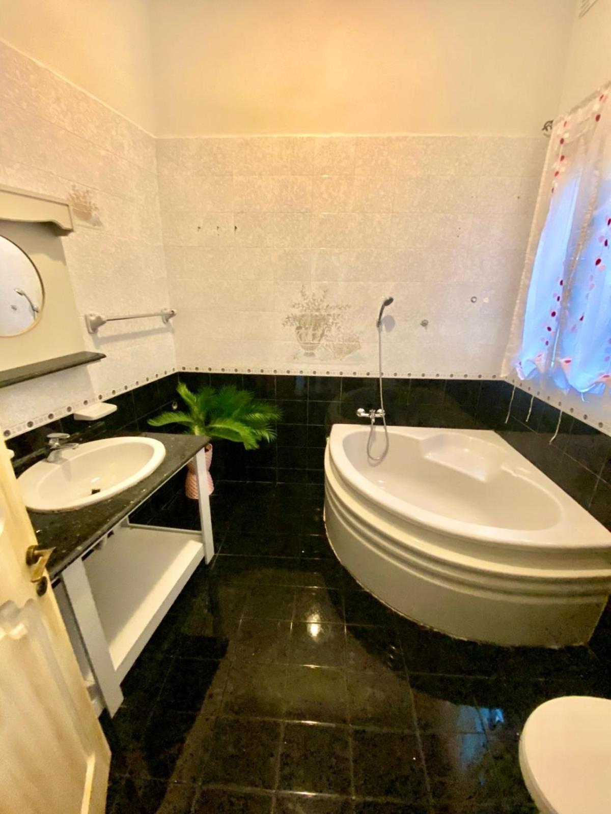 Bright And Airy Room, Shared Bathroom, St Julians *