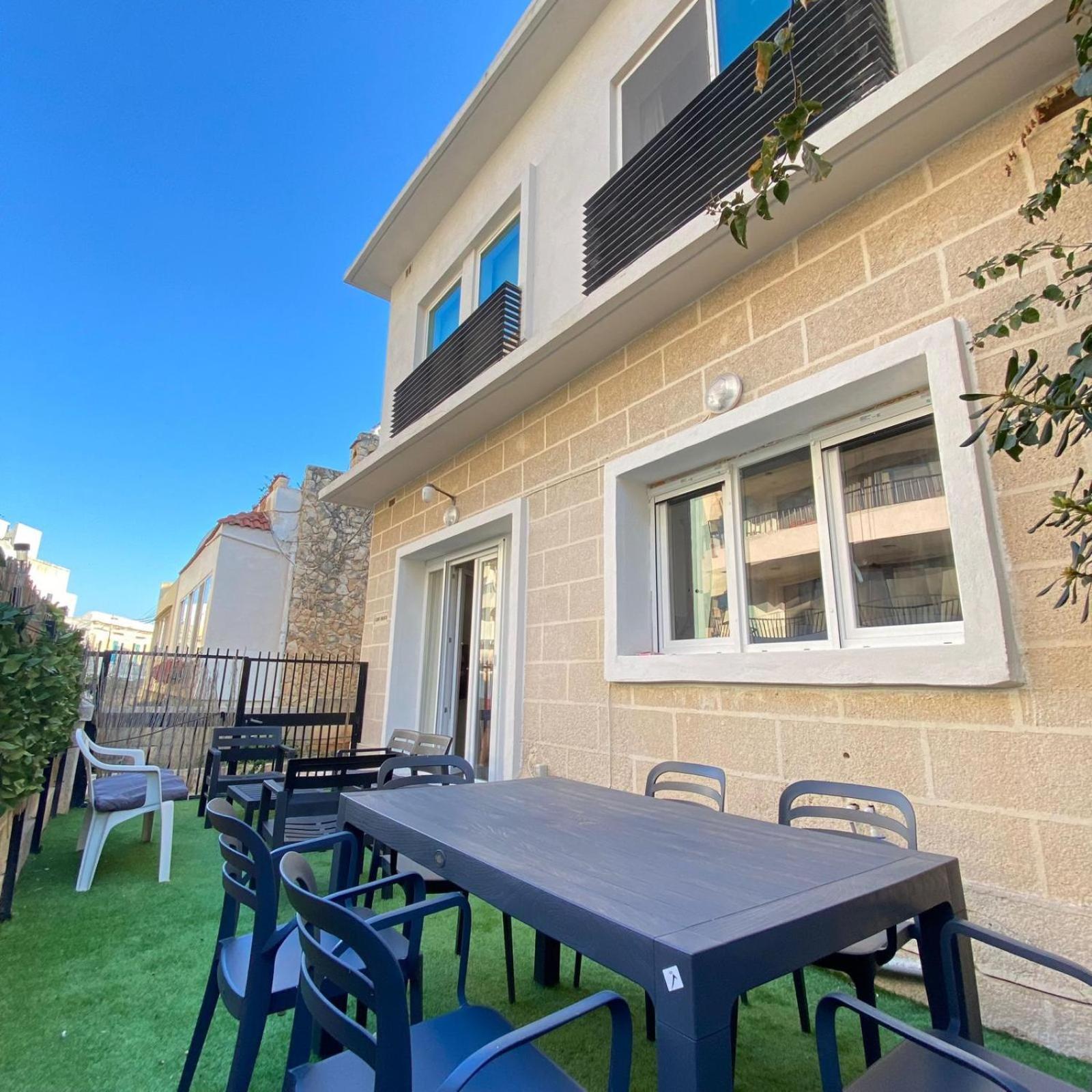 Privatunterkunft Bright And Airy Room, Shared Bathroom, St Julians San Ġiljan